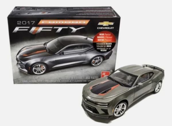 AMT1035M/12 - CHEVROLET Camaro 2017 Gris - 50º aniversario para montar y pintar - 1