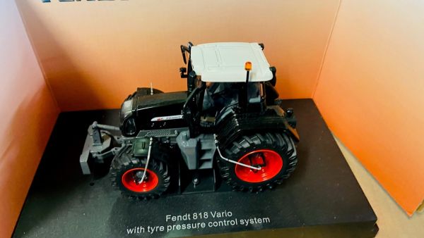 CW0161 - FENDT 820 Negro - 1