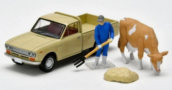 TOMLV-195D - DATSUN 1300 con granjero y vaca - 1