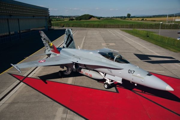 ITA1429 - Avión caza Swiss AF/RAAF F/A 18 Hornet para montar y pintar - 1