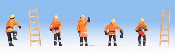 NOC15022 - Bomberos con trajes naranjas - 1