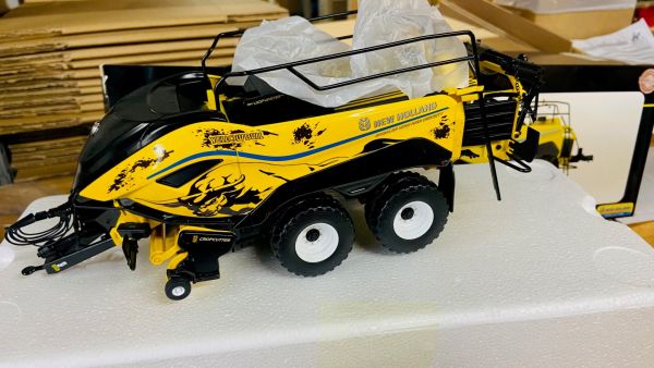 CW0149 - NEW HOLLAND YELLOW BULL Prensa - 1
