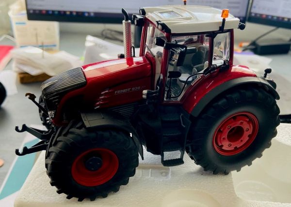 CW0154 - FENDT 936 vario Rojo - 1