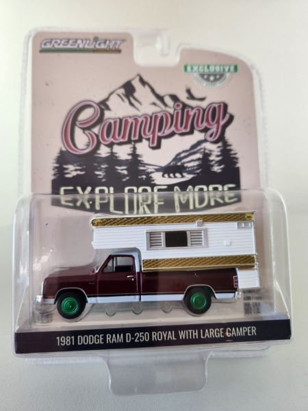 GREEN30409VERT - DODGE Ram D-250 Royal Red Pickup 1981 con autocaravana grande, llantas verdes de la serie CAMPING en blíster - 1