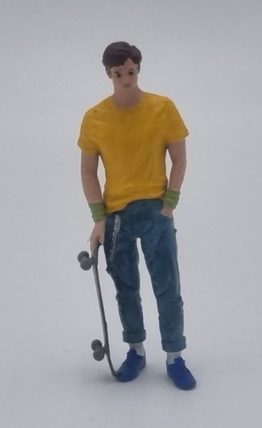 ATLAN32038 - Adolescente con monopatín - 1