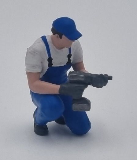 ATLAN32047_BLEU - Mecánico arrodillado con llave de impacto azul - 1