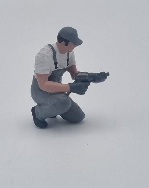 ATLAN32047_GRISC - Mecánico arrodillado con llave de impacto gris claro - 1