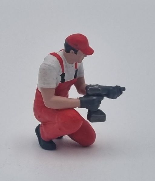 ATLAN32047_ROUGE - Mecánico arrodillado con llave de impacto roja - 1