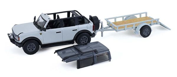 GREEN32330-D - Ford Bronco 2021 de 4 puertas color verde cactus con remolque de plataforma y motocicleta de la serie Hitch & Tow, todavía en su embalaje original. - 1