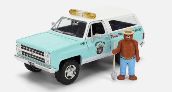 JAD36294 - Chevrolet Blazer Azul 1980 con figura de oso Smokey - Hollywood Rides - 1