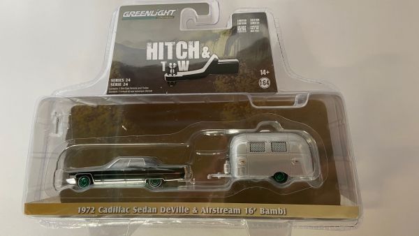 GREEN32240-AVERT - CADILLAC Sedan deville 1972 con llantas AIRSTREAM Bambi caravan green de la serie HITCH & TW en blister - 1