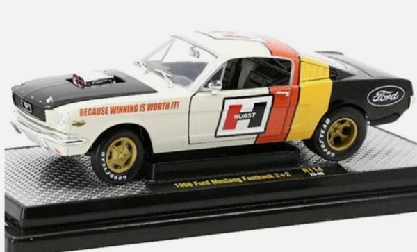 M2M-40300-114A - Ford Mustang Fastback 2+2 de 1966, blanco y negro. - 1