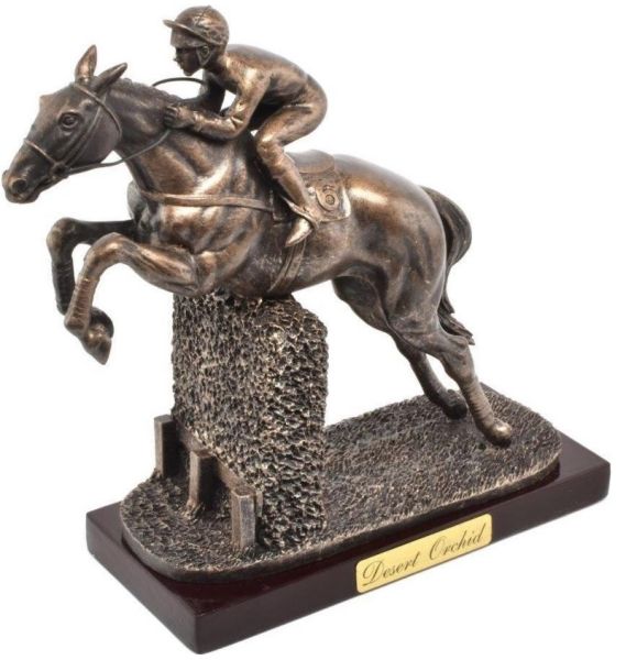 ATL4652102 - Estatua del caballo de carreras - Orquídea del desierto - 1