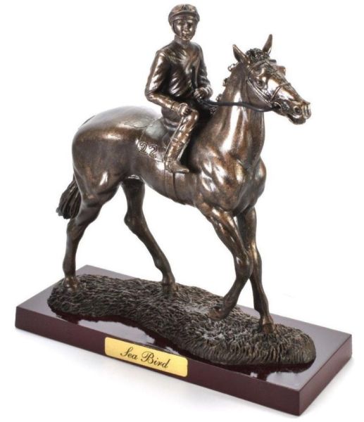 ATL4652112 - Estatua del caballo de carreras – Pájaro marino - 1