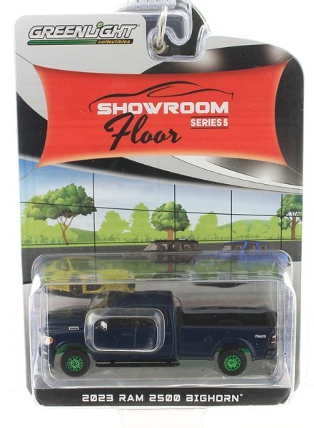 GREEN68050-AVERT - Dodge Ram 2500 Bighorn Blue 2023 con rines de la serie SHOWROOM FLOOR en blíster - 1