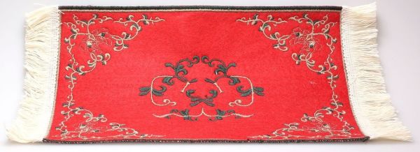 AKI0176 - Alfombra roja para casa de muñecas dimensión 24 x 15 cm - 1
