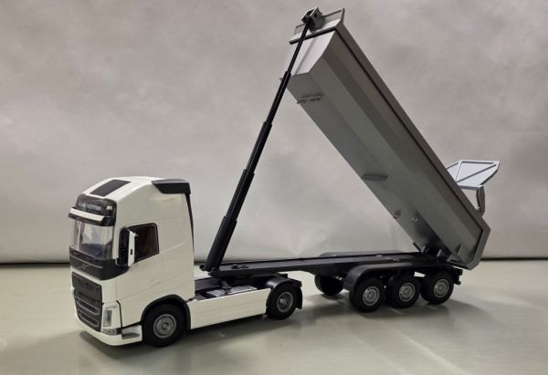 EMEK22351 - VOLVO FH16 4x2 blanco con caja de 3 ejes - 1