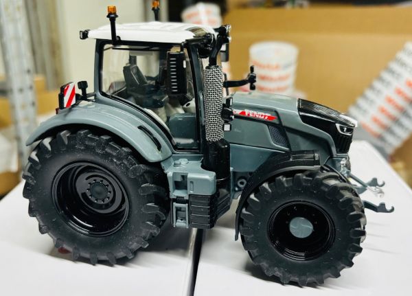 CW0288 - FENDT 728 Vario gris con llantas negras - 1