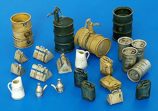 PLS4022 - Latas de combustible alemanas en miniatura para calcomanías de diorama pintable incluidas - 1