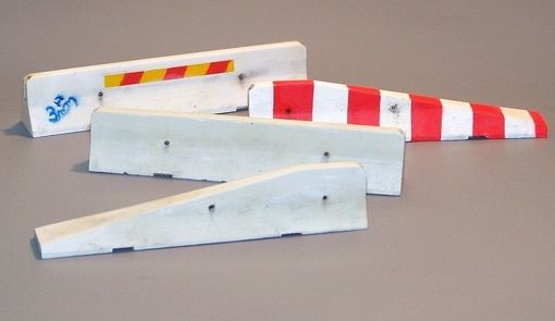 PLS4042 - 4 barreras de protección de carretera en miniatura para pintar para diorama con una longitud total de 32 cm - 1
