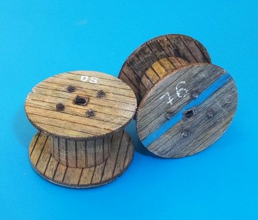 PLS4049 - 2 bobinas para cables vacíos diámetro 2 cm miniatura en kit para montar y pintar para diorama - 1