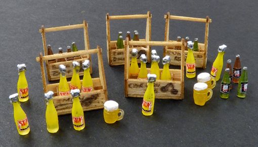 PLS422 - Se proporcionan 5 cajas con botellas de refresco y vasos en miniatura para armar y pintar calcomanías - 1