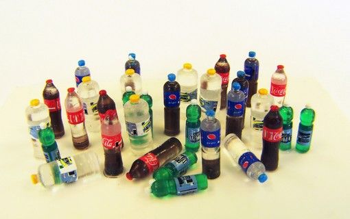 PLS446 - 32 botellas de refresco en miniatura para pintar calcomanías incluidas - 1