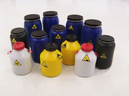 PLS466 - 12 latas para pintar mercancías peligrosas en miniatura; se suministran calcomanías - 1