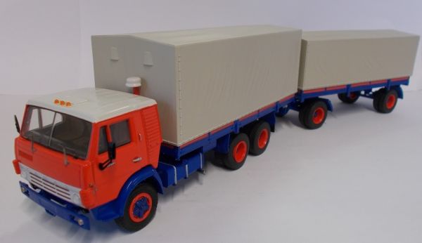 PRXPCL47054 - KAMAZ 53212 Portador de lona 6x4 con laterales abatibles y remolque - 1