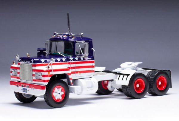 IXO-U43TR001 - MACK Serie R 6x4 1966 con estrellas y rayas rojas, azules y blancas - EDICIÓN USA - 1