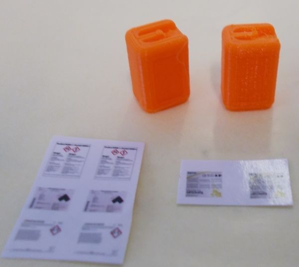 UM168_ORANGE - 2 latas naranjas en miniatura de 20L con calcomanías - 1