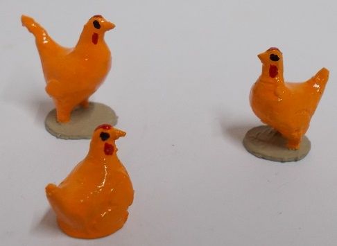 UM205 - Lote de 2 gallinas y 1 pollo - 1