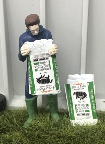 WM078J - Granjero vaciando una bolsa de alimento para caballos - 1