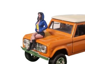 ATLAN32022_BLEU_JAUNE - Mujer sentada con sudadera azul y amarilla