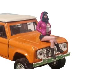 ATLAN32022_ROSE_NOIR - Mujer sentada con sudadera rosa y negra