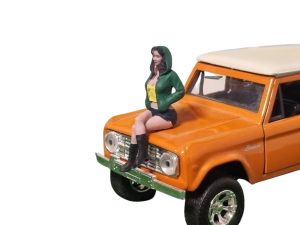 ATLAN32022_VERT_JAUNE - Mujer sentada con sudadera verde y amarilla