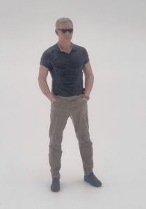 ATLAN32035 - Hombre con las manos en los bolsillos, con camiseta y gafas de sol