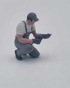 ATLAN32047_GRISC - Mecánico arrodillado con llave de impacto gris claro