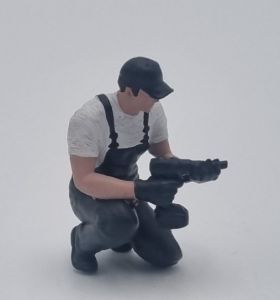 ATLAN32047_GRISF - Mecánico arrodillado con llave de impacto gris oscuro