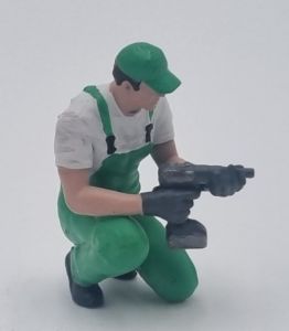 ATLAN32047_VERT - Mecánico arrodillado con llave de impacto verde