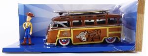 JAD33176 - 1963 VOLKSWAGEN Combi con la figura de WOODY