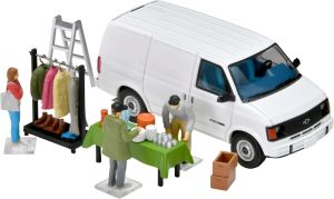 TOM333845 - Mercado de pulgas con una furgoneta Chevrolet Astro blanca y accesorios.