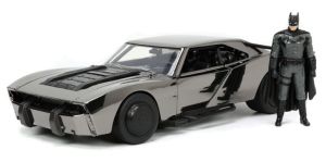 JAD33740 - Batmobile Negro cromado 2022 con la figura de Batman