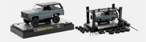 M2M-37000-67-A - CHEVROLET K5 Blazer 1974 gris, kit de maquetas en blíster