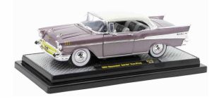 M2M-40300-115B - Chevrolet Bel Air Hardtop de 1957, color rosa metalizado.