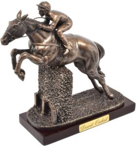 ATL4652102 - Estatua del caballo de carreras - Orquídea del desierto