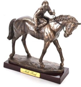 ATL4652104 - Estatua del caballo de carreras – Mill Reef