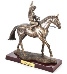 ATL4652108 - Estatua del caballo de carreras – Frankel