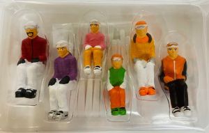 JC54200 - 6 figuras sentadas con esquís - Colores aleatorios
