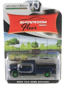 GREEN68050-AVERT - Dodge Ram 2500 Bighorn Blue 2023 con rines de la serie SHOWROOM FLOOR en blíster